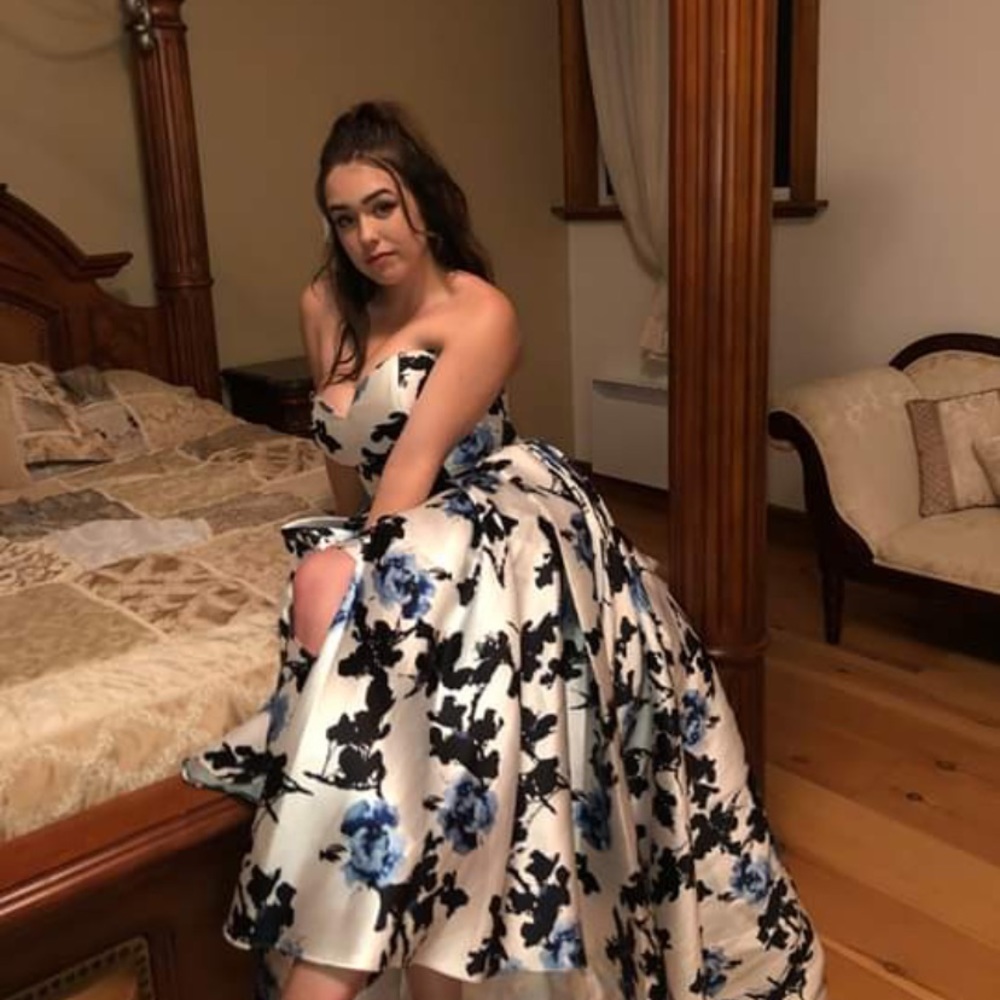 Gown - Picture 5 of 5